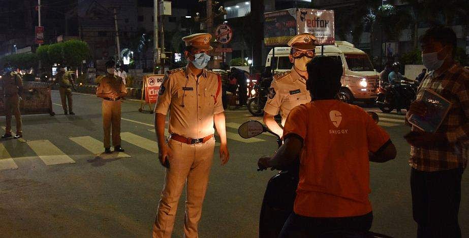 സംസ്ഥാനത്ത് രാത്രികാല നിയന്ത്രണം; കടകള്‍ രാത്രി 10 ന് അടയ്ക്കണം; അനാവശ്യ യാത്രകള്‍ അനുവദിക്കില്ല