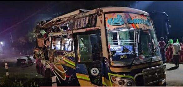 കൊല്ലത്ത് വാഹനാപകടം: നാലു മത്സ്യത്തൊഴിലാളികള്‍ മരിച്ചു; രണ്ടുപേരുടെ നില ഗുരുതരം