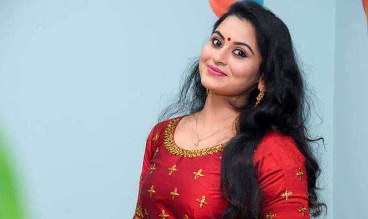 മോന്‍സണുമായി ബന്ധം കലാകാരി എന്ന നിലയില്‍; സാമ്പത്തിക ഇടപാടുകളില്ല; ചോദ്യം ചെയ്യലിന് ശേഷം ശ്രുതി ലക്ഷ്മി