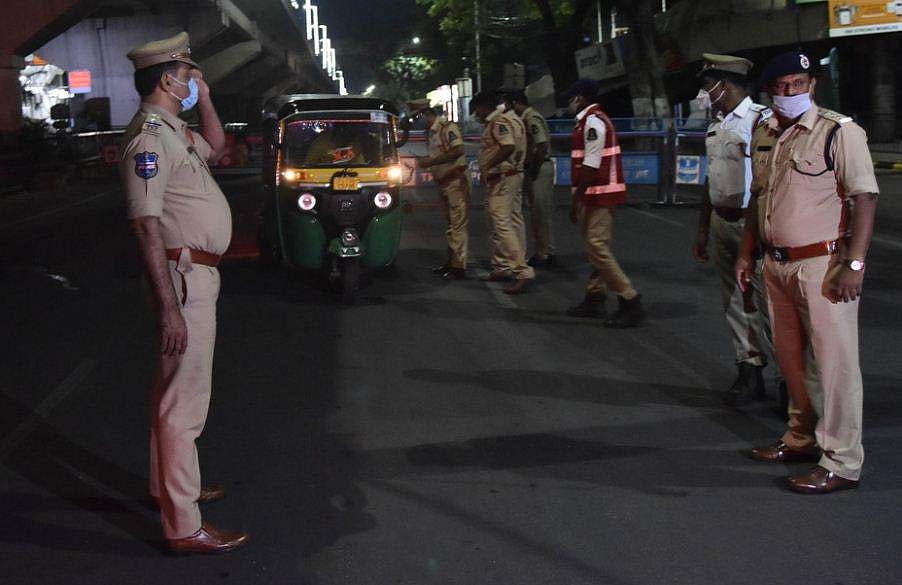 സംസ്ഥാനത്ത് നൈറ്റ് കര്‍ഫ്യൂ ഇന്നും കൂടി, നിയന്ത്രണം നീട്ടിയേക്കില്ല; സ്‌കൂളുകള്‍ നാളെ തുറക്കും