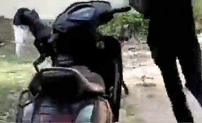ജീവനക്കാര്‍ പുറത്ത് വെയില്‍ കായുന്നു, സര്‍ക്കാര്‍ ഓഫീസില്‍ കയറി ഫയല്‍ കടിച്ചെടുത്ത് കടന്നുകളഞ്ഞ്' ആട്, പിന്നാലെ ഓടി ജീവനക്കാര്‍ - വീഡിയോ