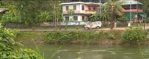 പൊലീസുകാരെ വെട്ടിച്ച് പ്രതി പുഴയില്‍ ചാടി; തിരച്ചില്‍