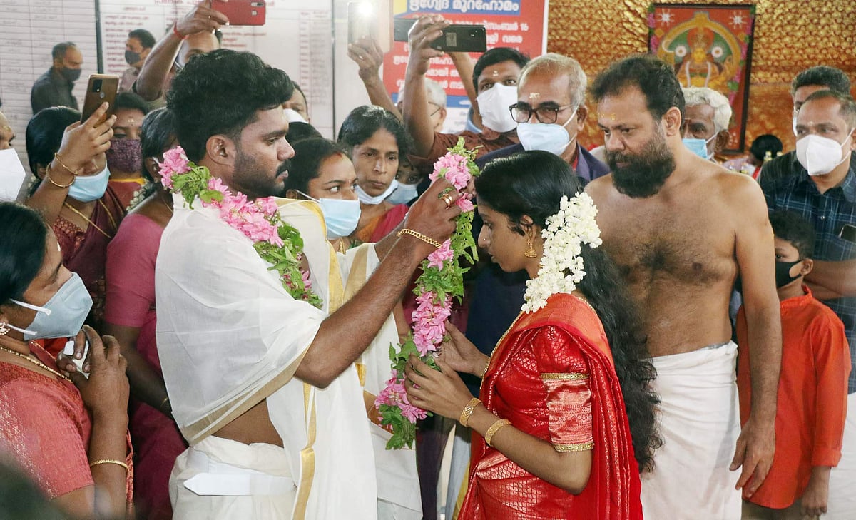 വിദ്യയും നിധിനും ഒന്നായി; ഒപ്പം നിന്ന് നാടും നാട്ടാരും; 'നന്മയുള്ള ലോകം'