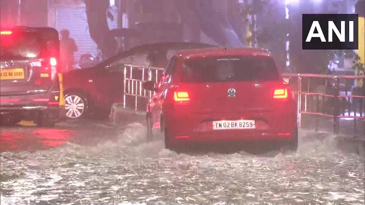 തമിഴ്നാട്ടിൽ കനത്ത മഴ: നാല് ജില്ലകളിലെ സ്കൂളുകൾക്കും സർക്കാർ ഓഫീസുകൾക്കും അവധി; അവശ്യസർവീസുകൾ മാത്രം പ്രവർത്തിക്കും