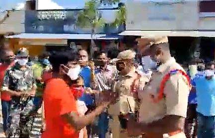 പട്ടാപ്പകല്‍ മകള്‍ നോക്കിനില്‍ക്കേ എസ്‌ഐ അച്ഛന്റെ മുഖത്തടിച്ചു, പൊട്ടിക്കരഞ്ഞു എട്ടുവയസുകാരി - വീഡിയോ 