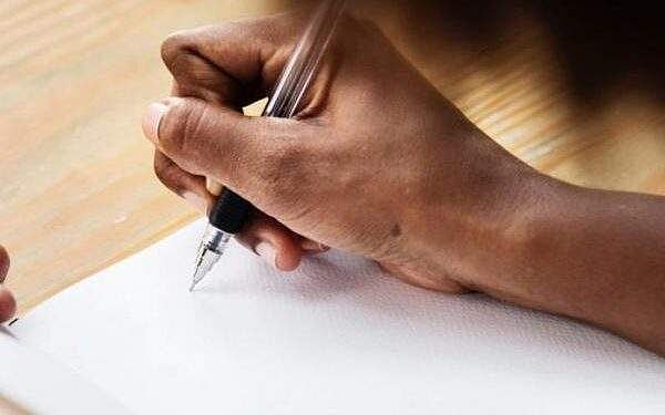 പ്ലസ് വണ്‍ പരീക്ഷക്കിടെ ഉത്തരക്കടലാസില്‍ കുരങ്ങന്‍ മൂത്രമൊഴിച്ചു; വീണ്ടും പരീക്ഷ നടത്തണമെന്ന് വിദ്യാര്‍ഥി