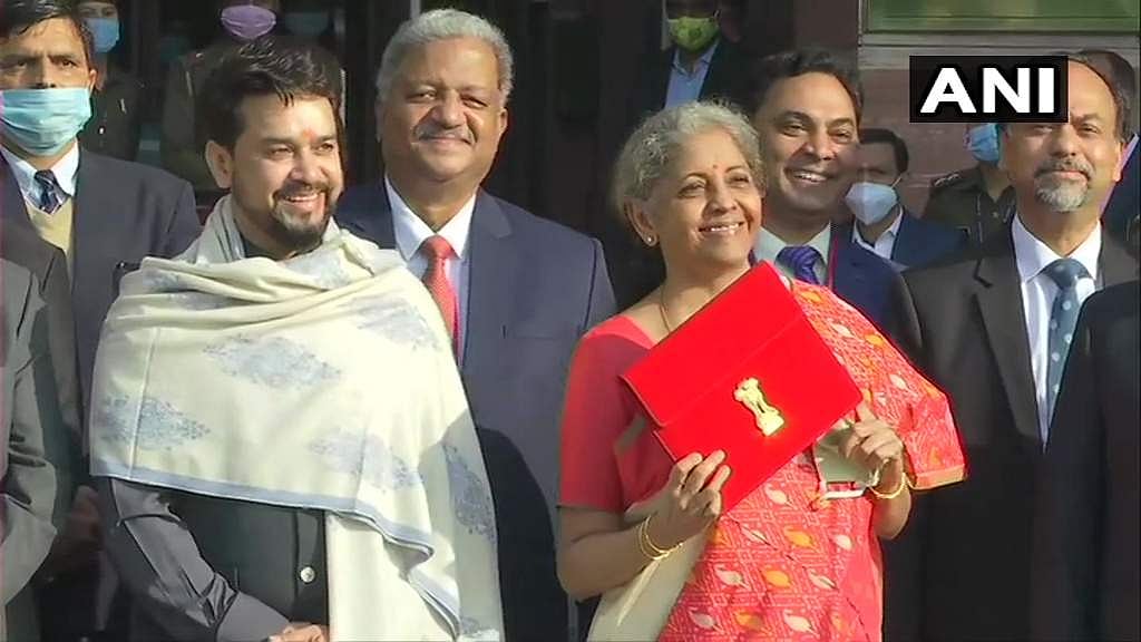 ഇക്കുറി ഡിജിറ്റല് ബജറ്റ്; ചുവന്ന പട്ടില് പൊതിഞ്ഞ ടാബുമായി ധനമന്ത്രി