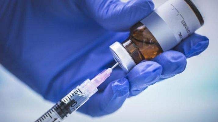 കോവിഡ് വാക്സിന് നല്കാനെന്ന വ്യാജേന 'ആരോഗ്യ പ്രവര്ത്തകന്' വീട്ടിലെത്തി; 55 കാരിയെ ബോധരഹിതയാക്കി കൊള്ളയടിക്കാന് ശ്രമം
