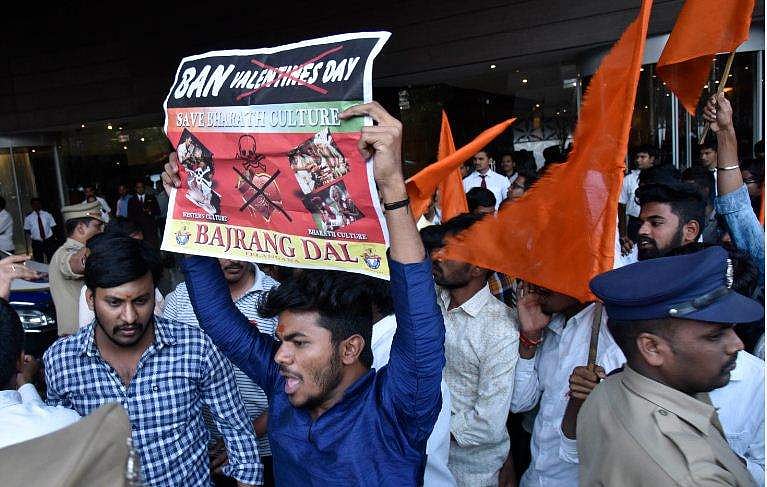 വാലന്റൈന്‍സ് ഡേ ആഘോഷം നിരോധിക്കണമെന്ന് ഹിന്ദു സംഘടനകള്‍ ; 'അമര്‍ ജവാന്‍ ദിനം' ആചരിക്കണമെന്ന് ബജ്‌റംഗ്ദള്‍ 