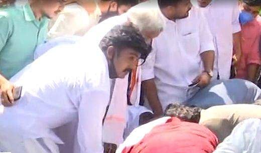 'അവരുടെ കണ്ണീര്‍ വീണ് എന്റെ കാലുകള്‍ പൊള്ളി; സമരം ചെയ്യുന്ന ഉദ്യോഗാര്‍ഥികളെ ചേര്‍ത്തുപിടിച്ചു'; കുറിപ്പ്