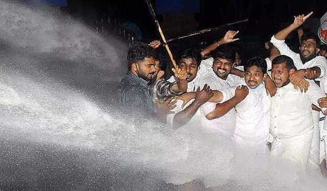 യൂത്ത് കോൺ​ഗ്രസിന്റെ രാത്രി പ്രതിഷേധത്തിന് നേരെ ജലപീരങ്കി;  പൊലീസ് വാ​ഹനത്തിൽ കൊടിനാട്ടി