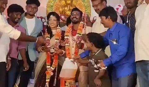 'പുതുജീവിതം തുടങ്ങി', ഗ്യാസ് സിലിണ്ടറും പെട്രോളും വധുവരന്മാര്‍ക്ക് സമ്മാനിച്ച് കൂട്ടുകാര്‍- വൈറല്‍ വീഡിയോ
