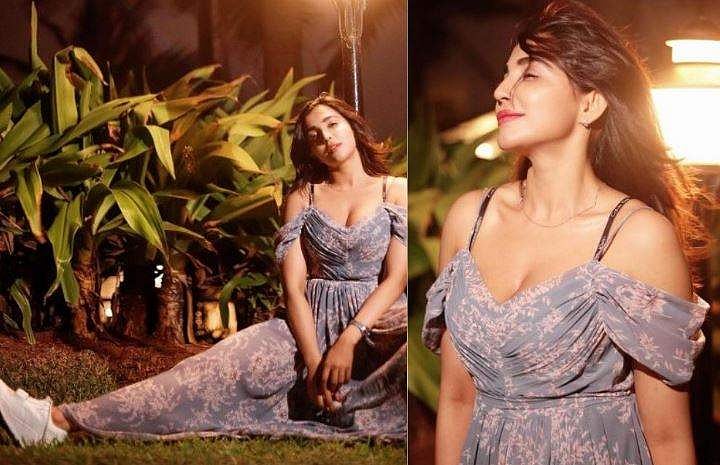 കോൾഡ് ഷോൾഡർ ​ഗൗണിനൊപ്പം ഷൂസ് , സ്റ്റൈലിഷ് ലുക്കിൽ പാർവതി; ചിത്രങ്ങൾ