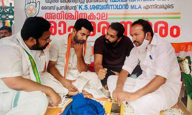 ഇത്രയേറെ ചെറുപ്പക്കാർ റോഡിൽ പട്ടിണികിടന്നിട്ടും കാണാത്ത അനീതി, യൂത്ത് കോൺഗ്രസിന്റെ സമരപ്പന്തലിൽ അരുൺ ​ഗോപി