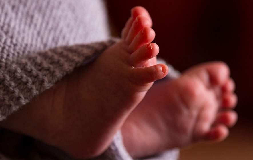 20 ദിവസം പ്രായമായ കുഞ്ഞിനെ പ്ലാസ്റ്റിക് കൂടിലാക്കി അമ്മ തോട്ടിലേക്ക് വലിച്ചെറിഞ്ഞു