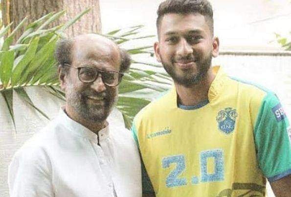 പഞ്ചാബ് പണം വാരിയെറിഞ്ഞപ്പോള്‍ രജനി ഫാനായ ഈ ഷാരൂഖ് ഖാന്‍ ബസില്‍; ആഘോഷിച്ച് കാര്‍ത്തിക്കും കൂട്ടരും