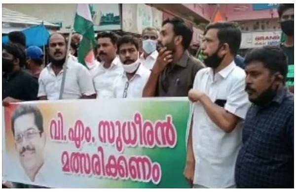 സുധീരന്‍ മത്സരിക്കണം; തൃശൂരില്‍ കോണ്‍ഗ്രസ് പ്രകടനം