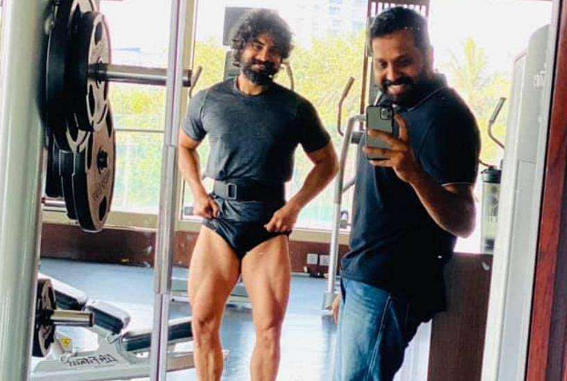 'മനുഷ്യനെ അസൂയയാക്കി പണ്ടാരമടക്കാന്‍', ടൊവിനോയുടെ കാലു കണ്ട് അരുൺ ​ഗോപി, വൻ പൊളിയെന്ന് കമന്റ്