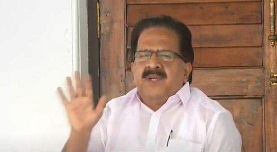 നിരീശ്വരവാദിയായ പിണറായി വിജയന്‍ അയ്യപ്പന്റെ കാല് പിടിക്കുന്നു; യുഡിഎഫ് ഐതിഹാസിക ജയം നേടുമെന്ന് രമേശ് ചെന്നിത്തല