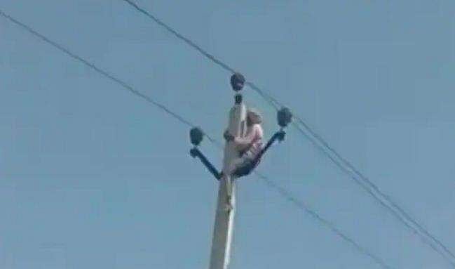 വീട്ടുകാർ രണ്ടാം വിവാഹത്തിന് സമ്മതിച്ചില്ല; വൈദ്യുതി തൂണിൽ കയറി 60കാരന്റെ ആത്മഹത്യാ ഭീഷണി