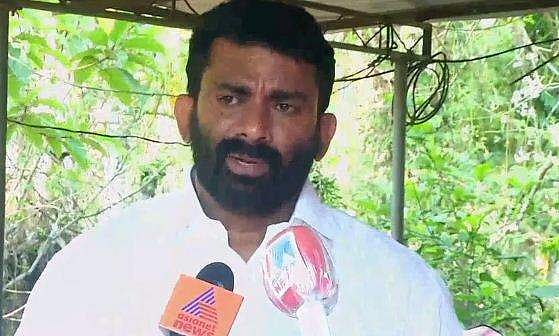 പിറവത്തേത് സീറ്റു കച്ചവടം ; സിപിഎം പുറത്താക്കിയ ആളെ ഇടതുപക്ഷം എങ്ങനെ ചുമക്കും ?: ജില്‍സ് പെരിയപ്പുറം