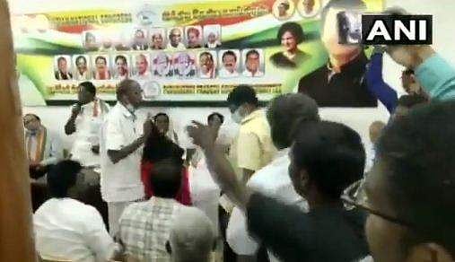 നേതാവ് എത്തിയത് ഡിഎംകെ കൊടിയുമായി; പുതുച്ചേരിയിലെ കോൺ​ഗ്രസ് തെരഞ്ഞെടുപ്പ് കമ്മിറ്റി യോ​ഗത്തിൽ കൈയാങ്കളി (വീഡിയോ)