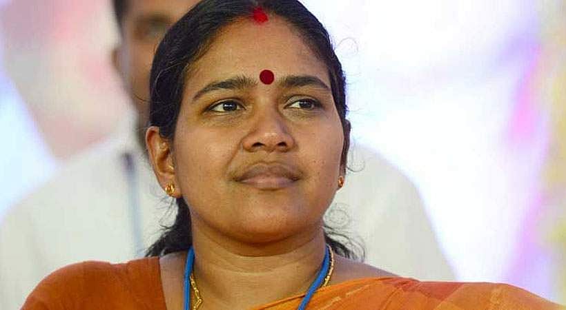 ശോഭാ സുരേന്ദ്രന്റെ നോട്ടീസുകൾ  കെട്ടുപൊട്ടിക്കാത്ത നിലയിൽ, ബിജെപി നേതാവിന്റെ വീട്ടിൽ നിന്നെന്ന് ആരോപണം 