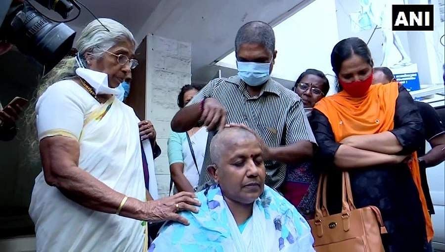 പുരുഷന്മാര് വച്ചു നീട്ടുന്ന അപ്പ കഷ്ണം കൊണ്ട് തൃപ്തിപ്പെടേണ്ട അവസ്ഥ; ലതിക സുഭാഷിന് പിന്തുണയുമായി റോസക്കുട്ടി ടീച്ചര്