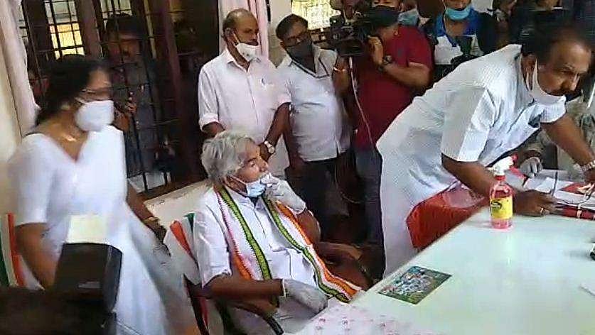 ഉമ്മന്‍ചാണ്ടി പുതുപ്പള്ളിയില്‍ നാമനിര്‍ദേശ പത്രിക സമര്‍പ്പിച്ചു