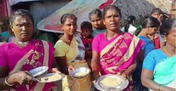 വോട്ടുചോദിക്കാന്‍ എംഎല്‍എയെത്തി; പുഴുവരിച്ച റേഷനരി കൊണ്ട് ആരതിയുഴിഞ്ഞ് നാട്ടുകാര്‍, സ്ത്രീകളുടെ വേറിട്ട പ്രതിഷേധം ( വീഡിയോ)