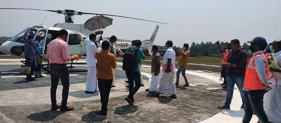 ഹെലികോപ്ടറിൽ പറന്നിറങ്ങി ; തൃശൂരിൽ നാമനിർദേശ പത്രിക നൽകി സുരേഷ് ​ഗോപി