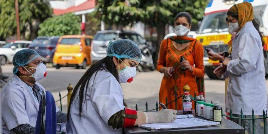 കോവിഡ് രണ്ടാം തരംഗ ആശങ്കയില്‍ കേരളം ; രോഗബാധിതരുടെ എണ്ണം വീണ്ടും പതിനായിരത്തിന് മുകളില്‍ പോയേക്കാമെന്ന് മുന്നറിയിപ്പ്