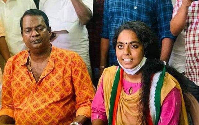 പണവുമായി സലിം കുമാർ എത്തി, കാലുതൊട്ടു വന്ദിച്ച് അരിത ബാബു നാമനിർദേശ പത്രിക സമർപ്പിച്ചു
