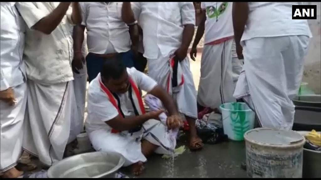 ജയിച്ചാല് ഓരോ വീട്ടിലും വാഷിങ് മെഷീന്; പരസ്യമായി തുണി അലക്കി സ്ഥാനാര്ത്ഥിയുടെ ഉറപ്പ്! (വീഡിയോ)