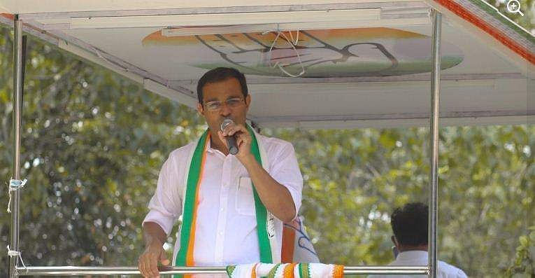 പ്രചാരണത്തിനിടെ വാഹനവ്യൂഹത്തിന് മുകളില്‍ വൈദ്യുതി പോസ്റ്റ് മറിഞ്ഞുവീണു; യുഡിഎഫ് സ്ഥാനാര്‍ത്ഥി രക്ഷപ്പെട്ടത് തലനാരിഴയ്ക്ക്