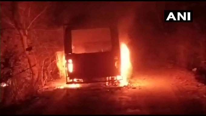 ബംഗാളില്‍ വോട്ടെടുപ്പിന് തൊട്ടുമുമ്പ് അക്രമം ; പോളിങ് ഉദ്യോ​ഗസ്ഥരെത്തിയ ബസ് കത്തിച്ചു