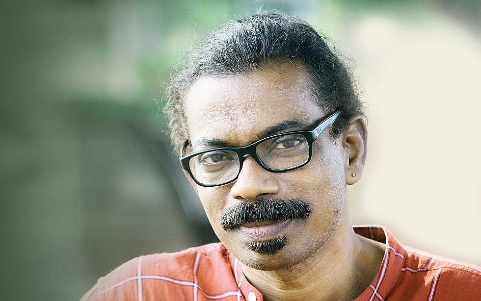 'അലിഞ്ഞുപോകില്ല ചില പാടുകളൊരു പെരുമഴയിലും'- കേരള സാഹിത്യ അക്കാദമി പുരസ്‌കാരം നേടിയ എം.ആര്‍ രേണുകുമാര്‍ സംസാരിക്കുന്നു
