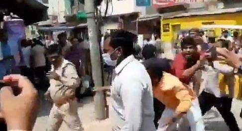യമുനയില്‍ കുളിക്കുന്നത് തടഞ്ഞു; ആര്‍എസ്എസ് പ്രവര്‍ത്തകരും പൊലീസും ഏറ്റുമുട്ടി (വീഡിയോ)
