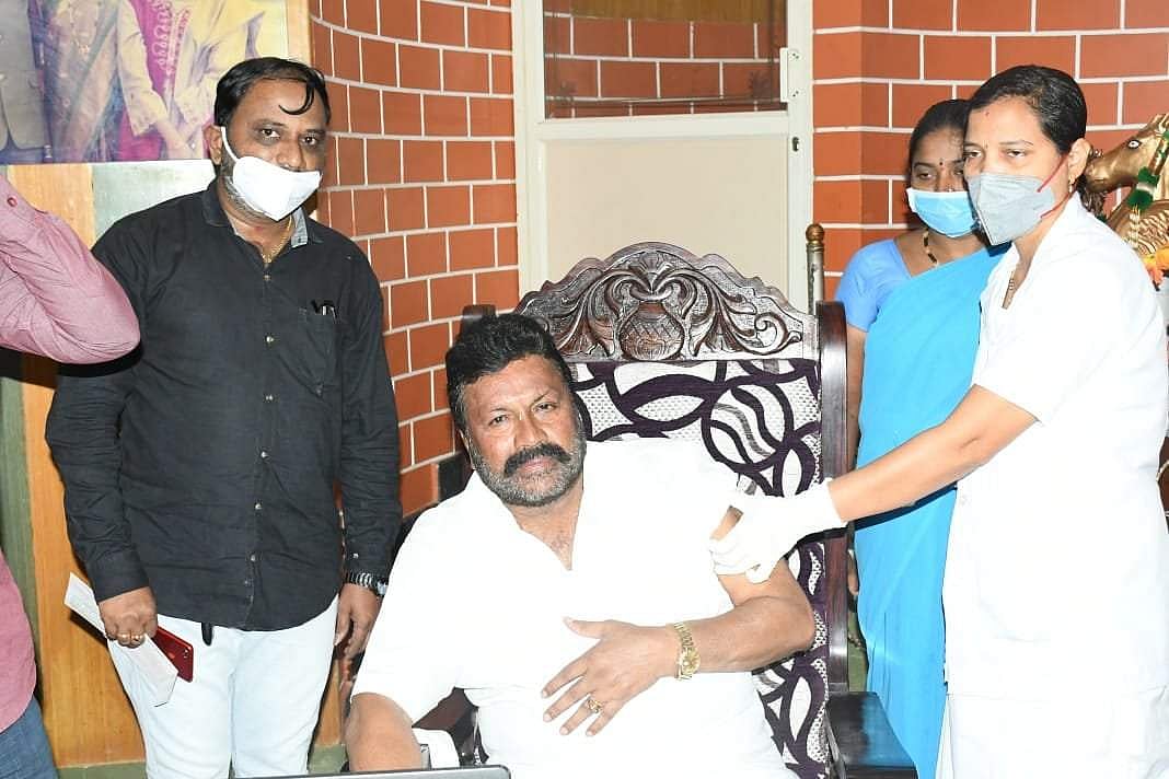 മന്ത്രിക്ക് കോവിഡ് വാക്സിൻ കുത്തിവയ്പ്പ് വീട്ടിൽ, വിവാദം; വിശദീകരണം തേടി കേന്ദ്രം 