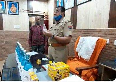 സാനിറ്റൈസറിന് പകരം ഗംഗാജലം, സ്റ്റേഷനില്‍ വരുന്നവരുടെ നെറ്റിയില്‍ തൊടാന്‍ ചന്ദനം; പൊലീസ് സ്റ്റേഷനിലെ വേറിട്ട കാഴ്ച (വീഡിയോ)