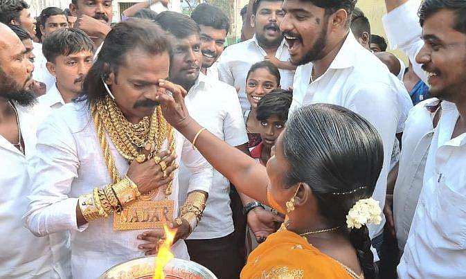 അഞ്ച് കിലോ സ്വർണാഭരണം അണിഞ്ഞ് വോട്ട് ചോദിക്കാനിറങ്ങി; ആലങ്കുളത്തെ ഞെട്ടിച്ച് സ്ഥാനാർഥി