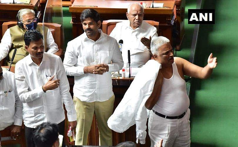 മുഖ്യമന്ത്രിയുടെ മുന്നില്‍ വസ്ത്രം അഴിച്ച് കോണ്‍ഗ്രസ് എംഎല്‍എയുടെ പ്രതിഷേധം ; അമ്പരന്ന് സഭ ; സസ്‌പെന്‍ഷന്‍