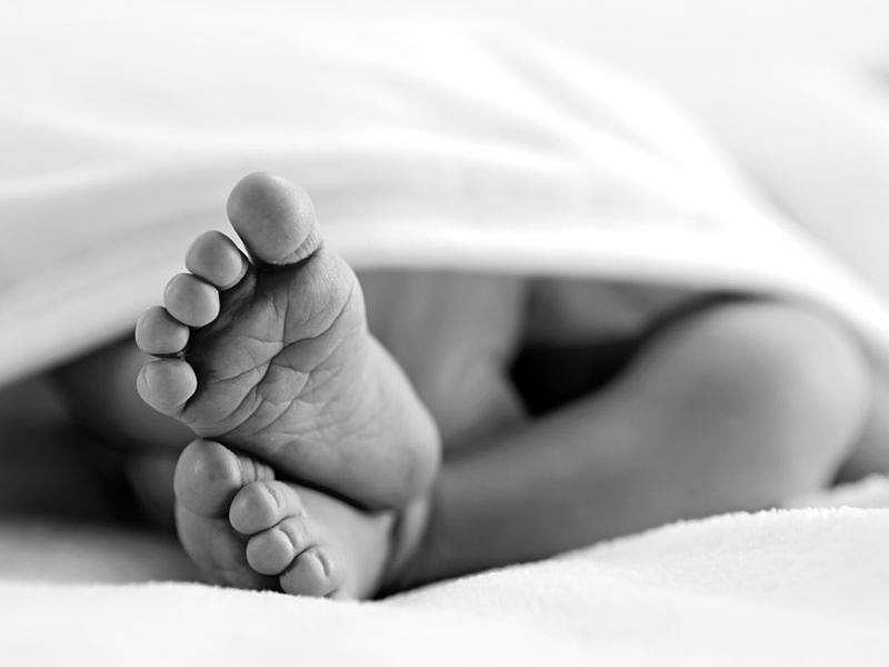 കൊഞ്ചിക്കുന്നതിനിടെ അച്ഛന്റെ കൈയിൽനിന്ന് വീണ് ഒന്നരവയസ്സുകാരി മരിച്ചു 
