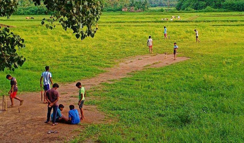 കേരളത്തിന്റെ 'കണ്ടം ക്രിക്കറ്റിന്' കൈയടിച്ച് ഐസിസി; ഇടത്തേ വരമ്പിന് മുകളിലൂടെ പൊക്കി അടിച്ചാൽ ഔട്ട് ആകും എന്ന് ആരാധകർ