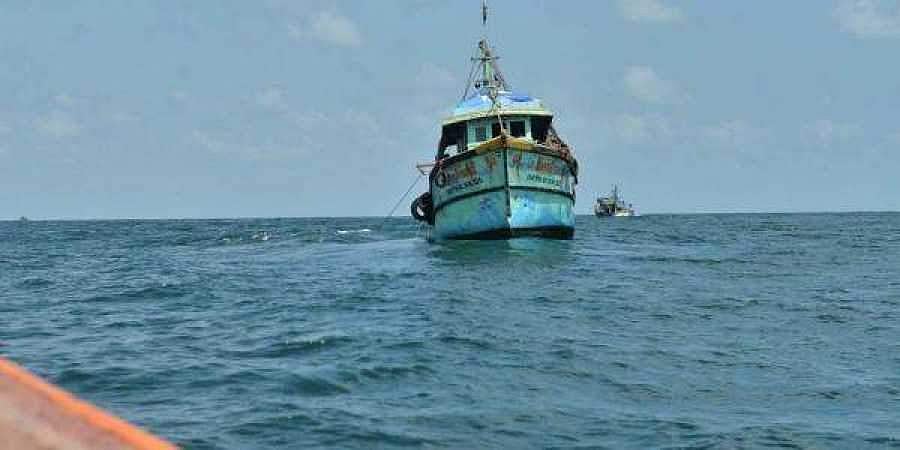ഇന്ത്യൻ മത്സ്യത്തൊഴിലാളി വെടിയേറ്റ് മരിച്ച സംഭവം; പത്ത് പാകിസ്ഥാൻ നാവിക സേനാ ഉദ്യോ​ഗസ്ഥർക്കെതിരെ കേസ്