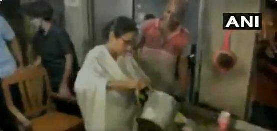 കടയിലെത്തിയവര്‍ക്ക് മുഖ്യമന്ത്രിയുടെ സ്‌പെഷ്യല്‍ ചായ; ടീ സ്റ്റാളില്‍ മമതയുടെ ചായ വിതരണം (വീഡിയോ)