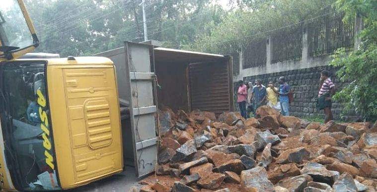 കാറുമായി കൂട്ടിയിടിച്ചു; ടോറസ് ലോറി റോഡിന് കുറുകെ മറിഞ്ഞു, കോട്ടയം എം ജി റോഡില്‍ ഗതാഗത നിയന്ത്രണം
