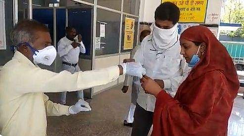 മധ്യപ്രദേശില്‍ കോവിഡ് 'പരിശോധന' നടത്തുന്നത് തോട്ടക്കാരന്‍! മറ്റെന്താണ് ചെയ്യുകയെന്ന് ബ്ലോക്ക് മെഡിക്കല്‍ ഓഫീസര്‍ (വീഡിയോ)