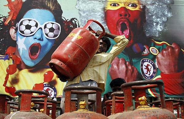 പാചകവാതക വില വീണ്ടും കൂട്ടി; ഗാര്‍ഹിക സിലിണ്ടറിന് നല്‍കേണ്ടത് 1010 രൂപ