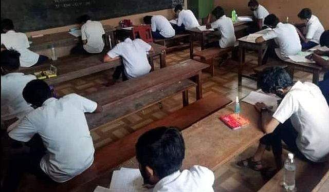 'മൂന്നാമത്തെ നിരയില്‍ ആ ഒഴിഞ്ഞു കിടക്കുന്ന ഇടമായിരുന്നു കൂട്ടുകാര്‍ക്കൊപ്പം പത്താം ക്ലാസ് പരീക്ഷ എഴുതേണ്ട അഭിമന്യുവിന്റെ ഇരിപ്പിടം'; കുറിപ്പ്